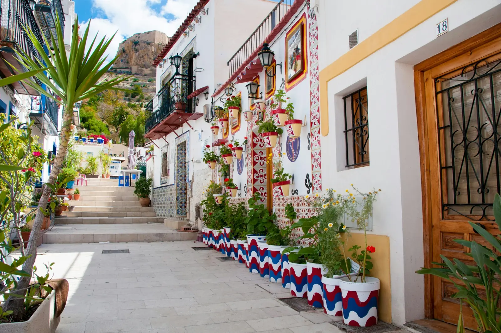 Calle del barrio de Santa Cruz, en Alicante
